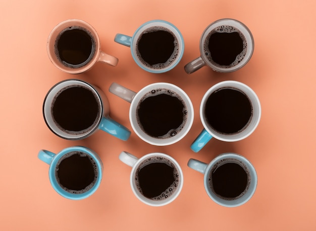 Café en las diferentes tazas en el fondo beige. Flatlay, concepto alegre del día