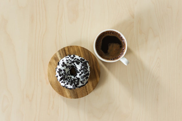 Café y donas para el desayuno.