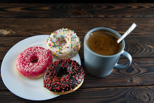 café y donas en un plato blanco