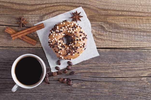 Café y donut con bolas de chocolate