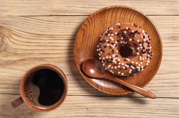 Café y donut con bolas de chocolate