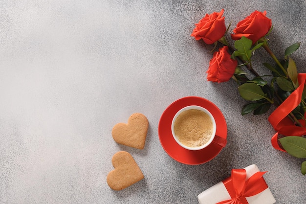 Café y dos galletas en forma de corazón para el día de san valentín