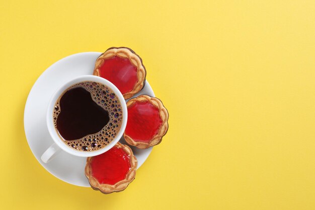 Café e biscoitos com marmelada