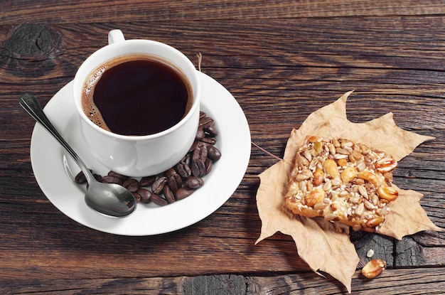 Café e biscoitos com nozes