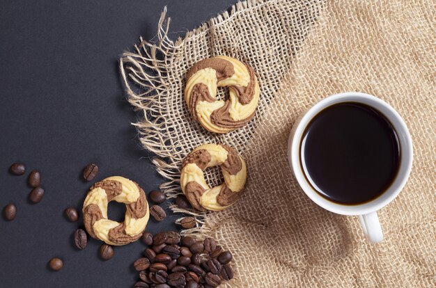 Café e biscoitos saborosos na mesa