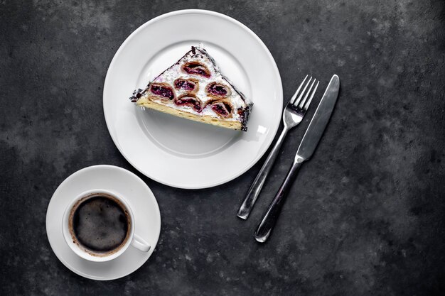 café e bolo cereja de inverno em um prato branco com espaço de cópia para o seu texto. conceito de café da manhã