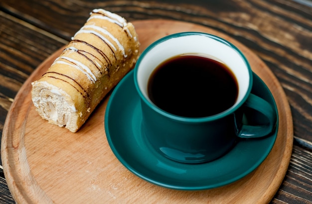 café e bolo no café da manhã em fundo madeira