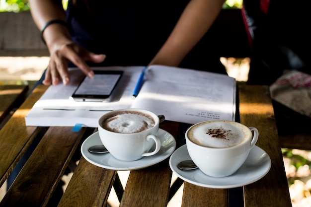 Foto café e bolo no dia de folga