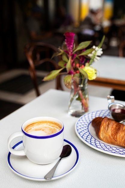 Café e croissant deliciosos de alto ângulo