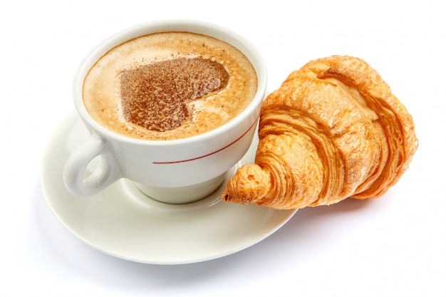 Café e croissant em um fundo branco