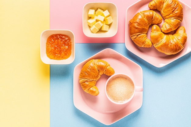 Café e croissants em um fundo brilhante e moderno