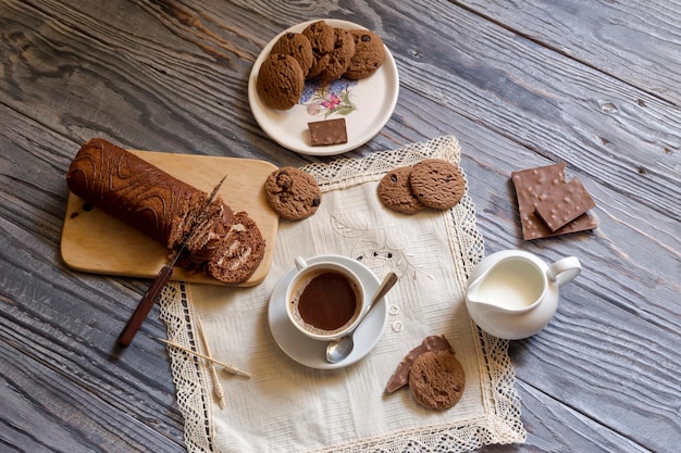 Café e doces em uma mesa de madeira