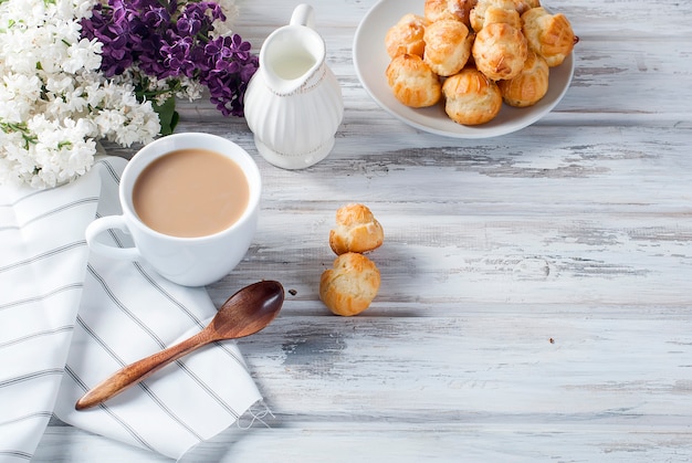 Café e éclairs em um fundo branco