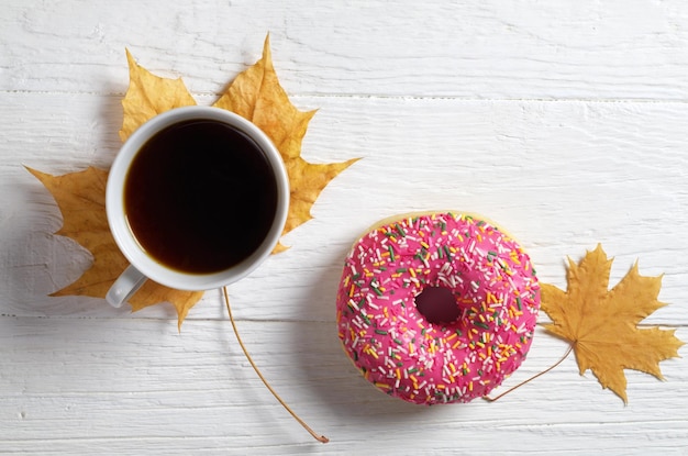 Café e folhas de rosquinha