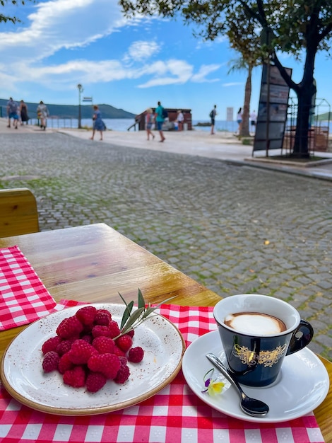 Café e framboesas em um café à beira-mar em Montenegro