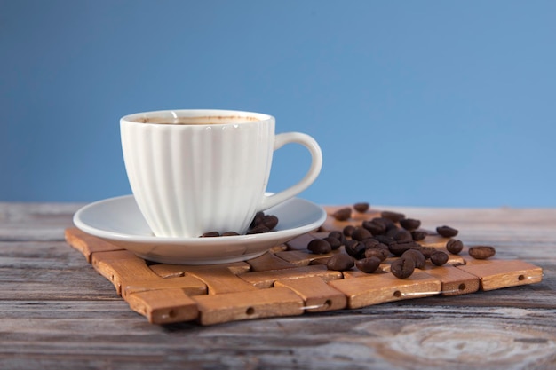 café e grão de café na mesa de madeira