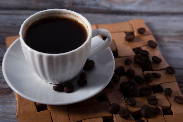 café e grão de café na mesa de madeira