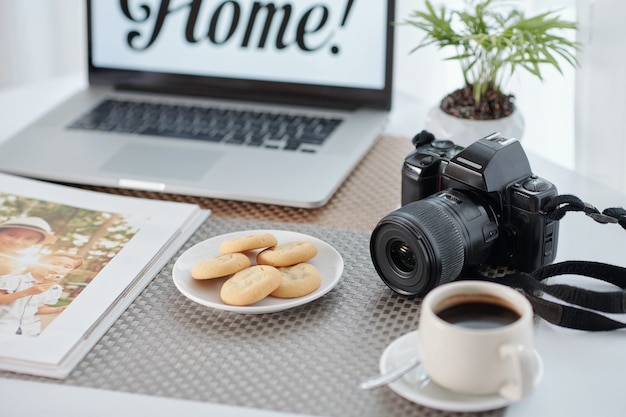 Café e lanches na mesa do fotógrafo freelance