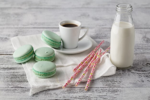 Café e leite com biscoitos