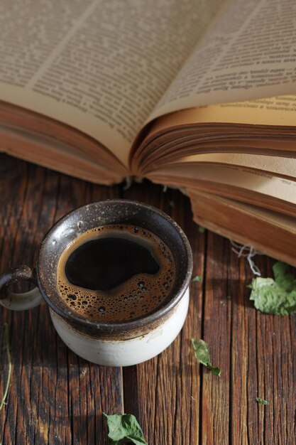 Café e livro velho.