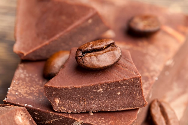 Café e pedaços de chocolate ao leite de cacau, grãos de café torrados junto com pedaços de chocolate