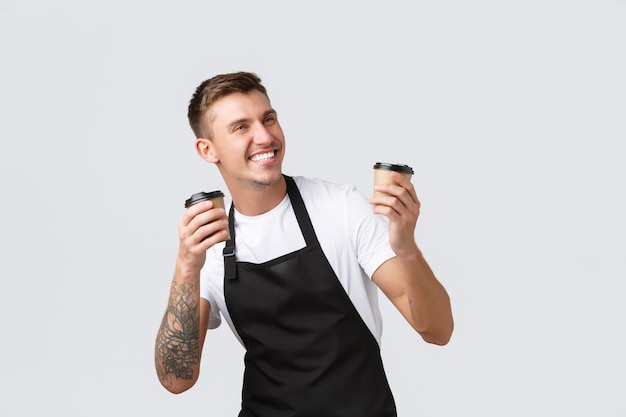 Café e restaurantes conceito de café e restaurantes para pequenas empresas, barista feliz entusiasta no avental preto ho ...