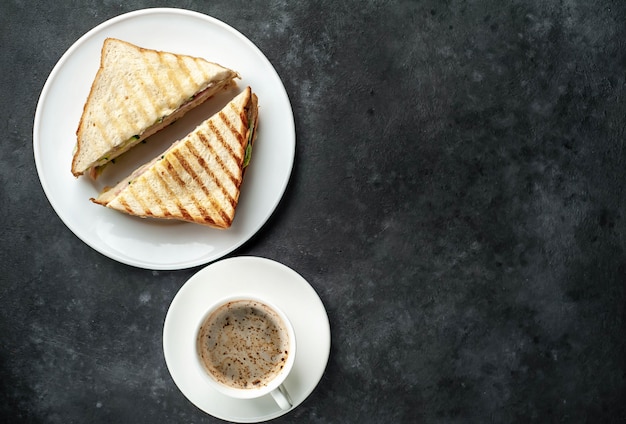café e sanduíches com presunto, queijo, tomate, alface e pão torrado
