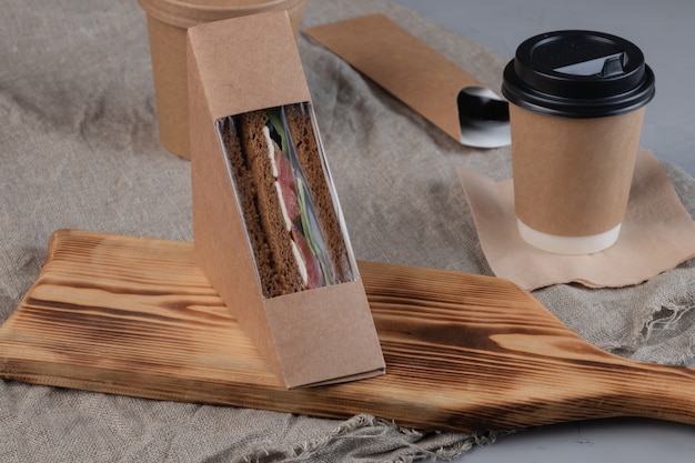 Café e sanduíches em caixinha artesanal