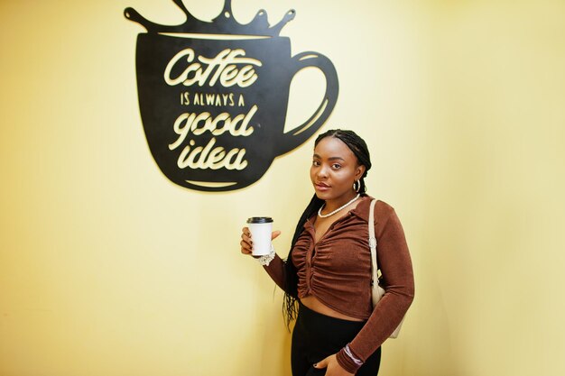 Café é sempre uma boa ideia Mulher afro-americana com xícara de café