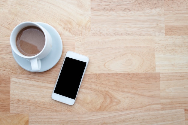 café e smartphone na mesa de madeira