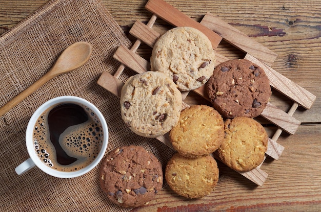 Café e vários biscoitos