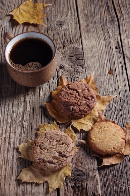 Café e vários biscoitos