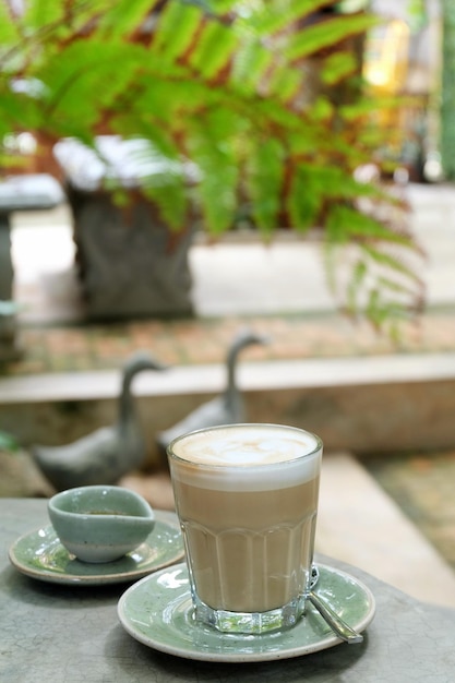 Café em copo na mesa