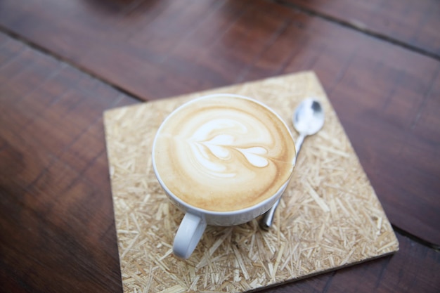 Café em fundo de madeira