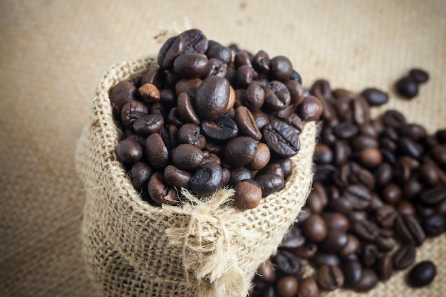 Café em grão torrado em saco