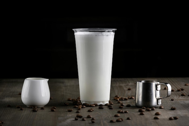 Café em mesa de madeira contra fundo preto