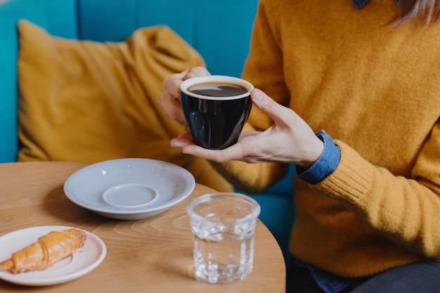 café em um belo restaurante ou cafeteria estiloso