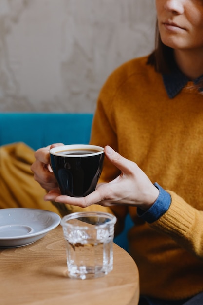 café em um belo restaurante ou cafeteria estiloso