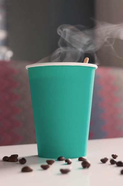Café em um copo de papelão com vapor