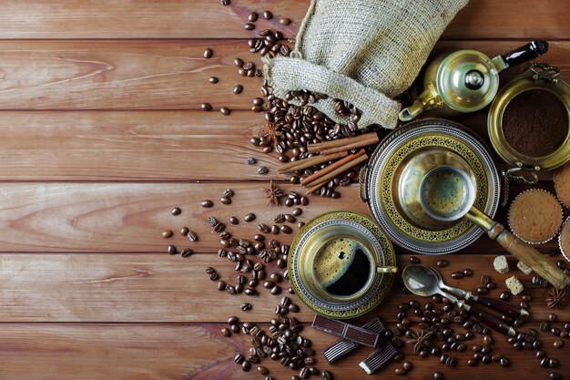 Café em um copo sobre uma mesa velha.