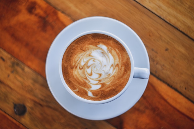 Café em uma xícara branca