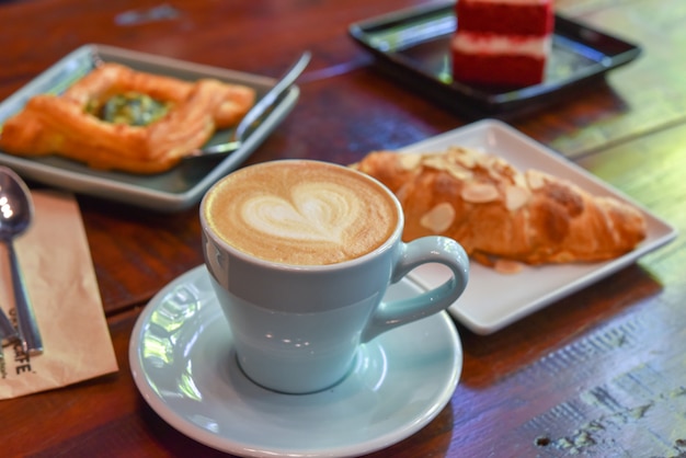 Café em uma xícara branca