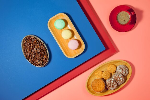 Café em uma xícara com sobremesa em um fundo colorido brilhante