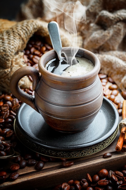 Café em uma xícara de café em grão.