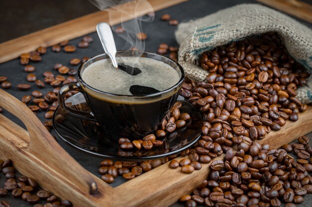 Café em uma xícara de café em grão.