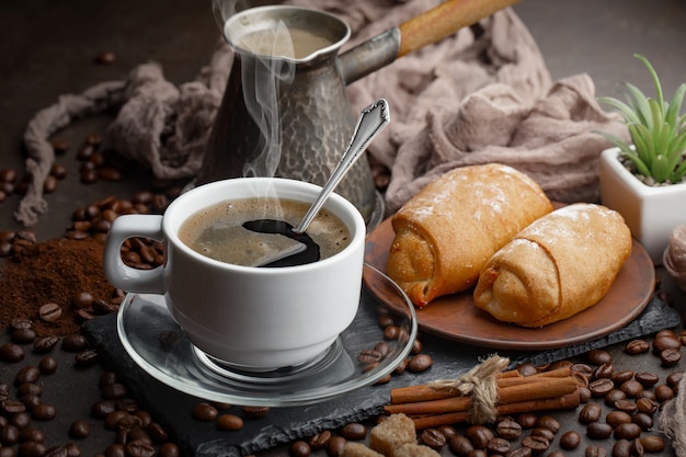 Café em uma xícara de café em grão.