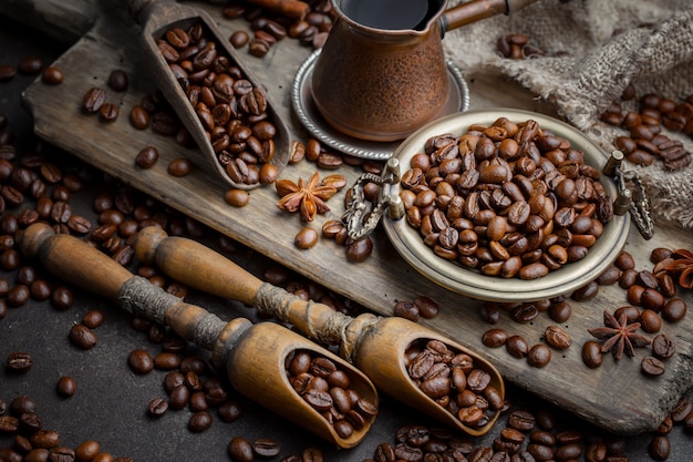 Café em uma xícara de café em grão.