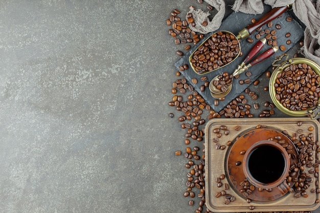 Café em uma xícara de café em grão.