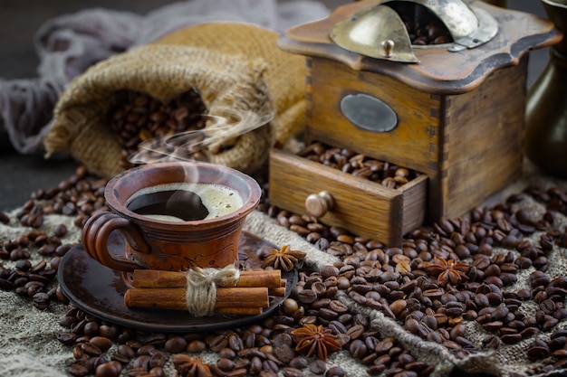 Café em uma xícara de café em grão.