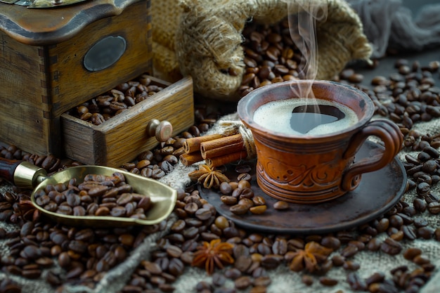 Café em uma xícara de café em grão.